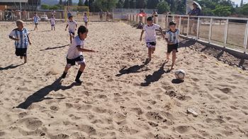exitoso encuentro de futbol infantil mixto en arena