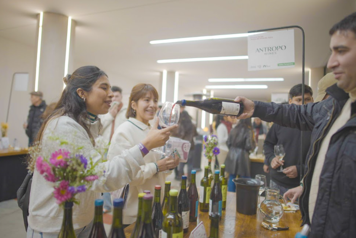 La Feria del Vino colmó el Cabildo. Bodegas de dos rutas recibieron distinciones de Winexplorers y COVIAR en una noche que consolidó el enoturismo provincial. La Feria del Vino colmó el Cabildo. Bodegas de dos rutas recibieron distinciones de Winexplorers y COVIAR en una noche que consolidó el enoturismo provincial.