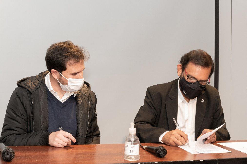 Momento donde Medina Zar  rubrica el convenio junto al Secretario de Salud Mental y Adicciones