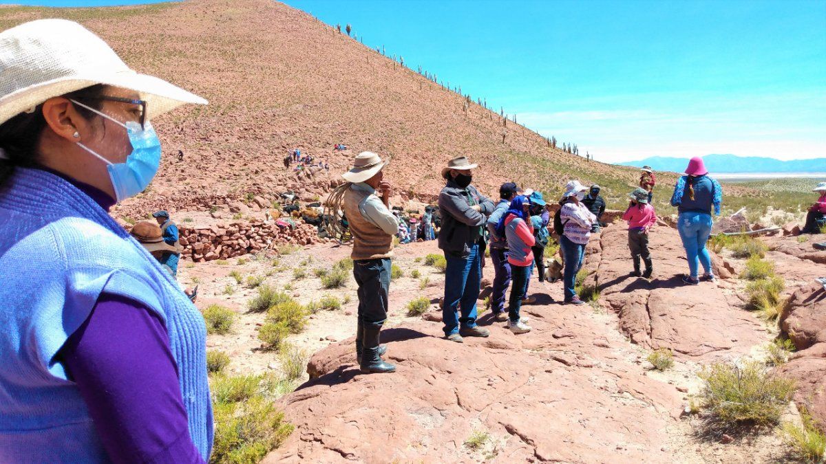 Yolanda Cruz junto a miembros de la Comunidad Aborigen San Miguel de los Colorados.