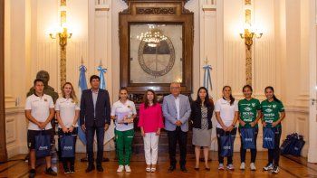 El Seleccionado Femenino de Fútbol de Bolivia visitó el Salón de la Bandera