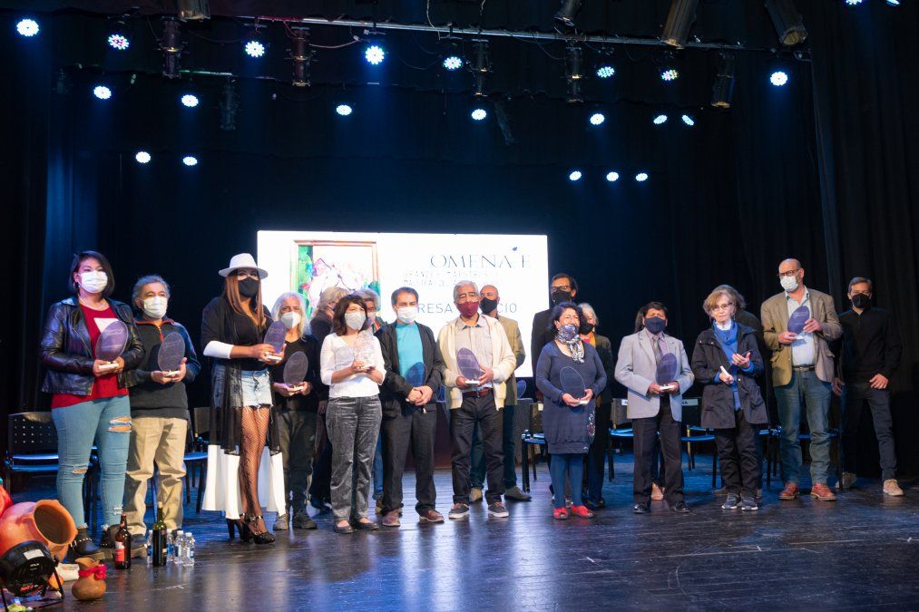 Los artistas que participaron de la muestra Homenaje a los Grandes Artistas recibieron un reconocimiento