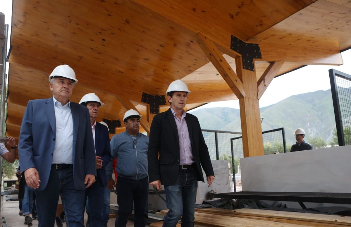 El Gobernador y el Ministro de Hacienda recorrieron la estación de tren en Volcán y el hospital Zabala