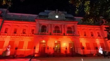 Fachada de Casa de Gobierno iluminada de rojo en conmemoración del Día Mundial de la Hemofilia