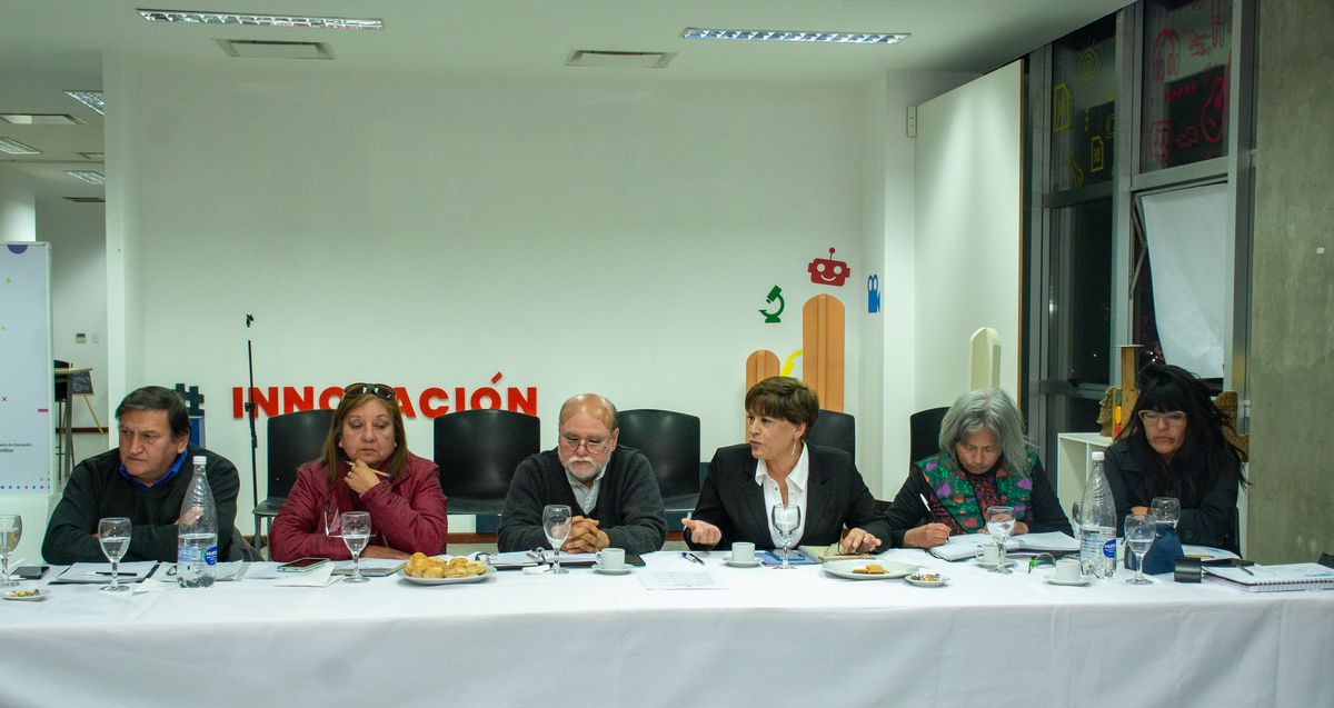Nueva mesa de diálogo junto a gremios de la educación