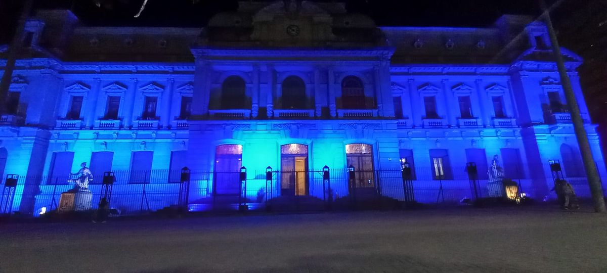 Casa de Gobierno permaneció iluminada en color azul para conmemorar el Día Internacional de la Diabetes