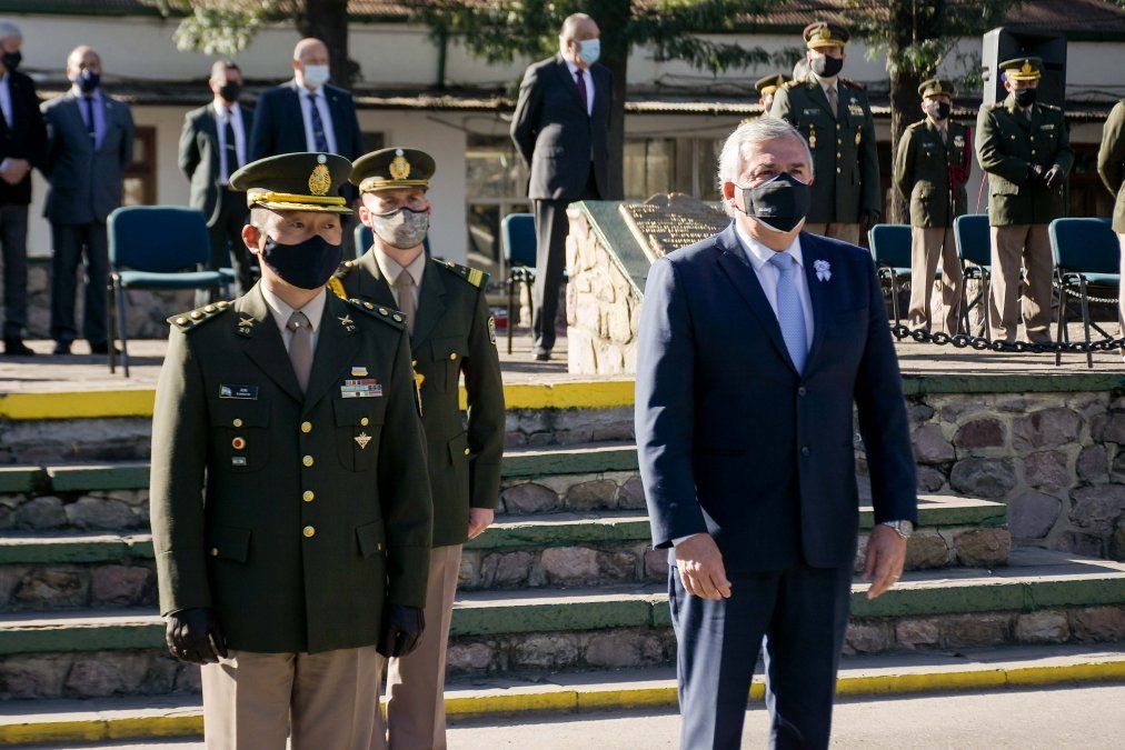 El Gobernador Morales acompañó al Ejército Argentino en su día.
