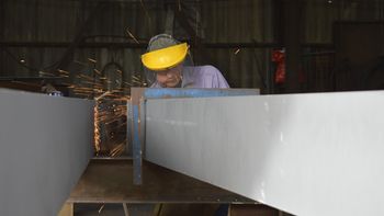 Así como maderas y lajas locales, la metalurgia que quedará a la vista prevista en el proyecto de obras del Lola Mora también es de proveedores locales.