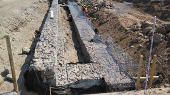 Las obras se dan sobre Río Las Burras, se aceleran y garantizan que mientras prosigan, esté protegido el el desvío que permitirá circular también durante las lluvias. Las obras se dan sobre Río Las Burras, se aceleran y garantizan que mientras prosigan, esté protegido el el desvío que permitirá circular también durante las lluvias.