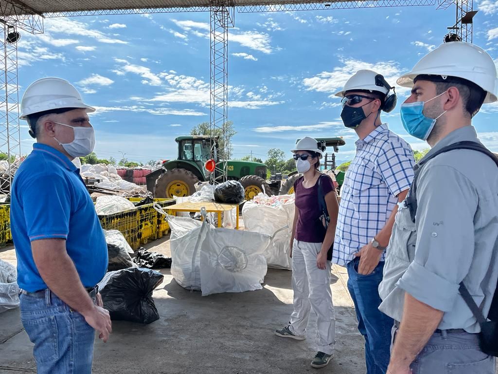 El jefe del departamento de Medio Ambiente y Desarrollo Sustentable de Ledesma, Arturo Blanco, junto al Secretario de Calidad Ambiental de la Provincia, Pablo Bergese, y equipo técnico del Ministerio de Ambiente 