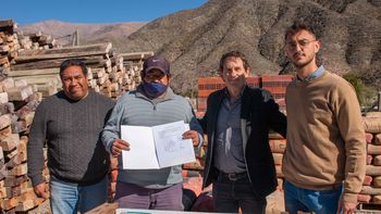 Autoridades del EARPU y de la Unidad Ejecutora Provincial entregaron viviendas y materiales a familias de Tumbaya en el marco del proyecto del tren turístico, que implica recuperar para tal objetivo, traza y estaciones.