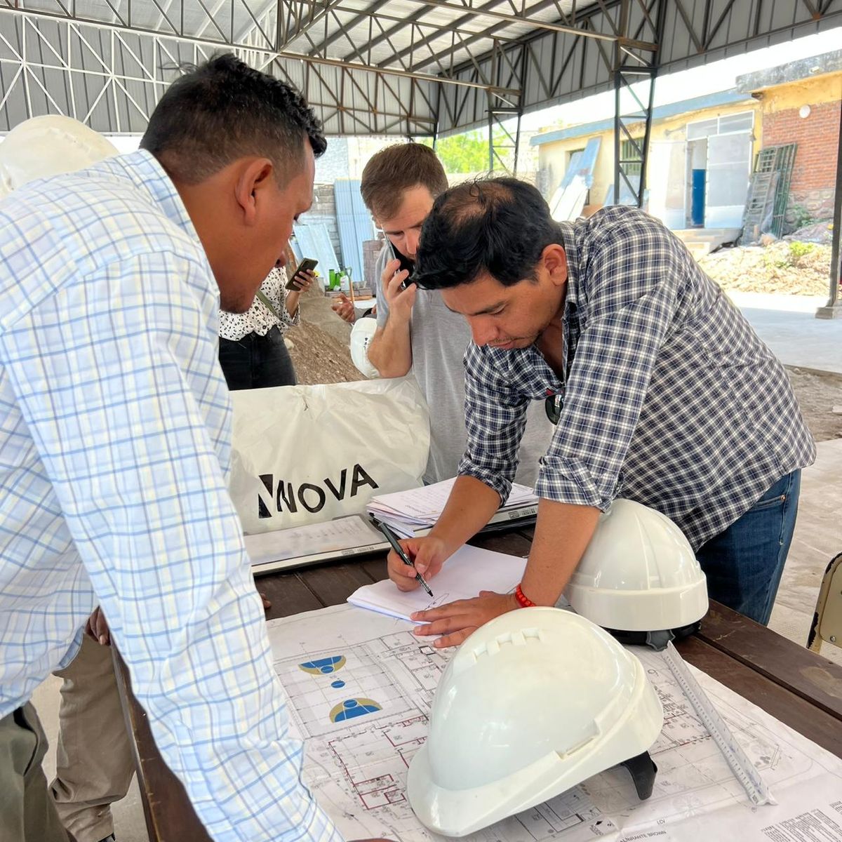 Avanzan obras de refacción integral en más de 40 instituciones educativas Avanzan obras de refacción integral en más de 40 instituciones educativas