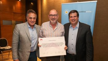 El presidente del IVUJ, Gustavo Muro, recibió un reconocimiento por parte del Consejo Nacional de la Vivienda.