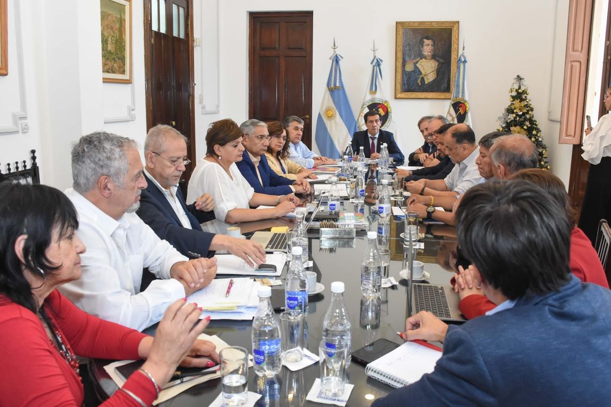 El gobernador Sadir encabezó su primera reunión de gabinete