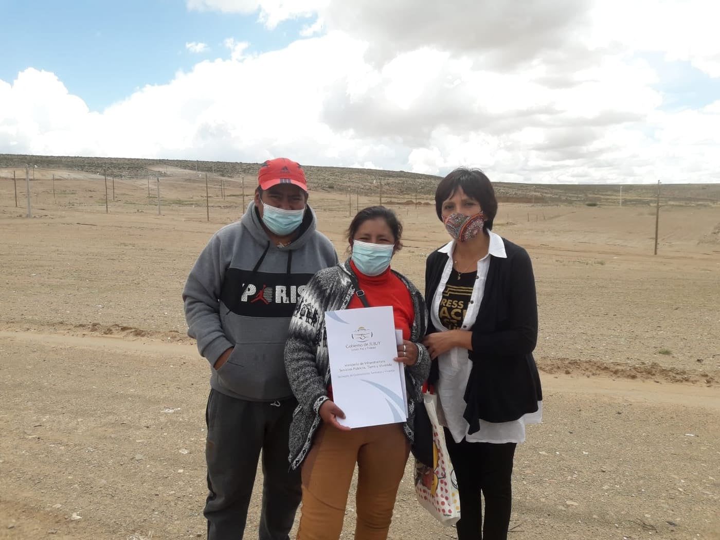Entrega de certificados de ocupación de lotes en Abra Pampa.