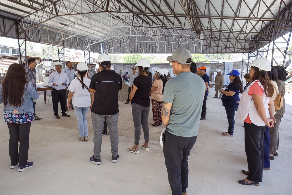 Autoridades y vecinos recorren obras de refacción integral de instituciones educativas Autoridades y vecinos recorren obras de refacción integral de instituciones educativas