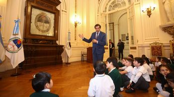 el gobernador saludo a estudiantes que hicieron su promesa a la bandera