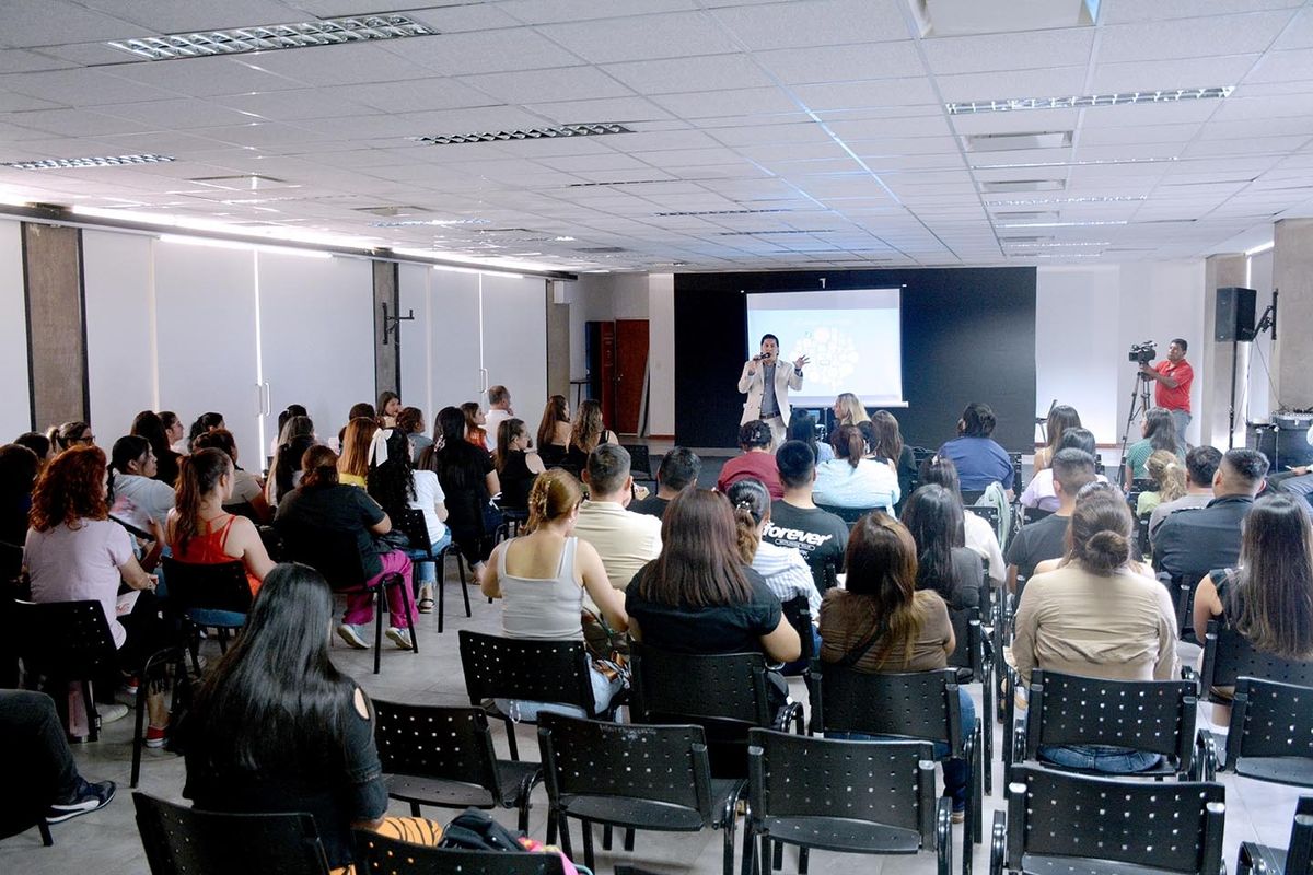 Capacitan a equipos técnicos y operadores de líneas de asistencia y emergencia
