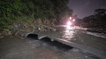 Agua Potable de Jujuy trabaja en la reparación del acueducto a la altura del puente Paraguay