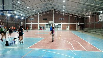 Energía suma infraestrucutra eléctrica e iluminación eficiente en clubes deportivos.