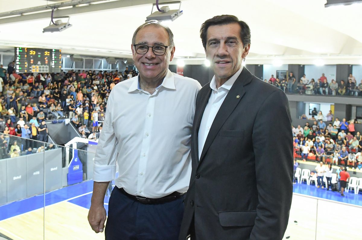 El gobernador Carlos Sadir junto al presidente de la Asociación de Clubes
