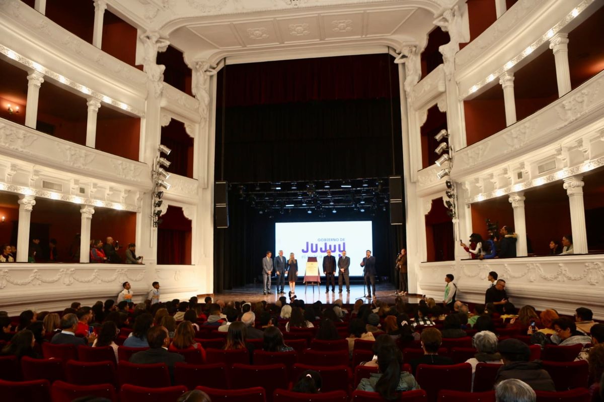 Morales inauguró la segunda etapa de recuperación del Teatro Mitre