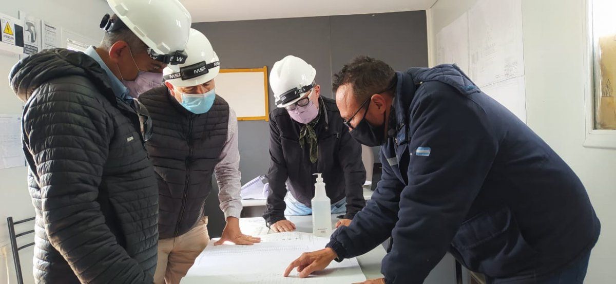 Pizarro y parte del equipo de la Secretaría de Energía analizaron avances y programa de obras en Piedra Negra.