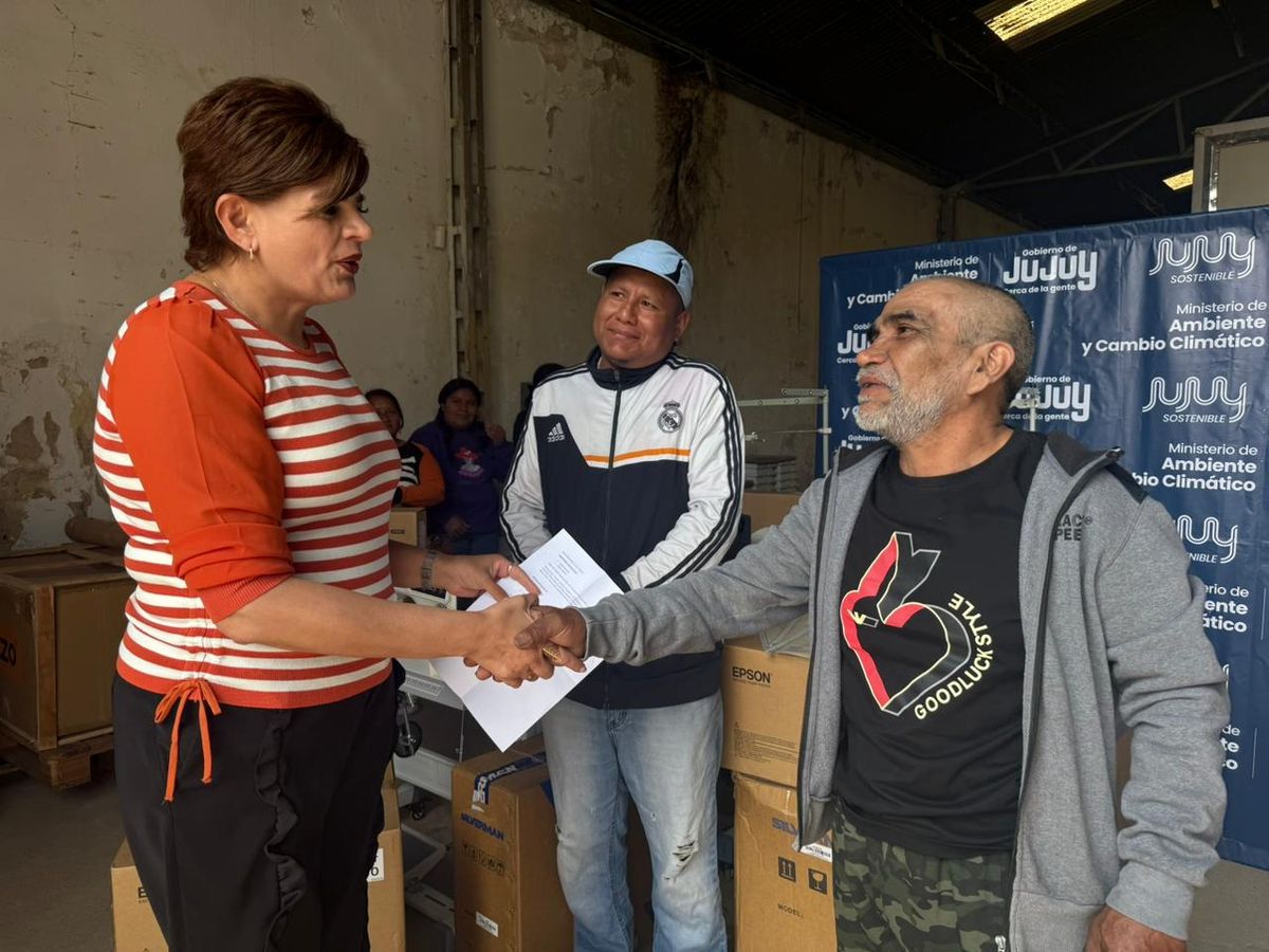 Ex recuperadores y recuperadoras reciben equipamiento para el desarrollo de emprendimientos sostenibles