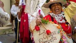 Copla y tradición en Jujuy: las comadres cantaron y bailaron en la Casa de Gobierno