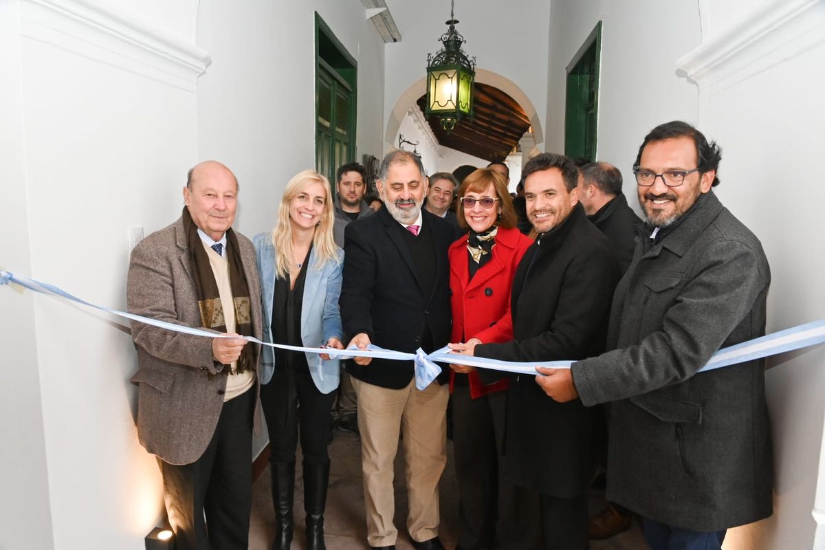 Las autoridades presentes y referentes culturales y patrimoniales  durante el corte de cintas que dejó reinagurado el Museo Histórico Provincial 