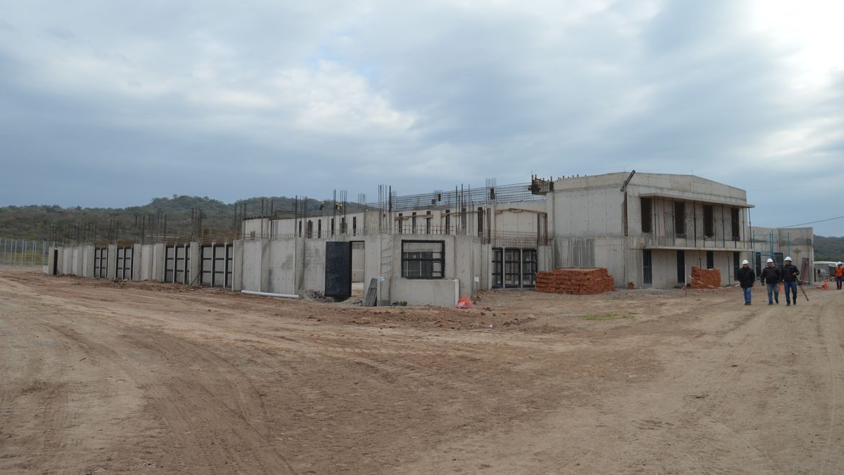 Las obras del Complejo Penitenciario en Chalicán fue recorrida por autoridades provinciales y locales junto a medios de prensa también de la zona y de alcance en todo el territorio jujeño.