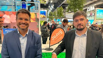 Posadas junto al presidente de la Camara de Turismo de Jujuy, Rodrigo Torres en el FITUR 2023 