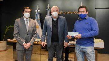 Morales entregó recursos a Asociación Cultural y Deportiva Altos Hornos Zapla
