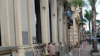 se realizan trabajos de reparacion y pintura en la fachada de la iglesia catedral