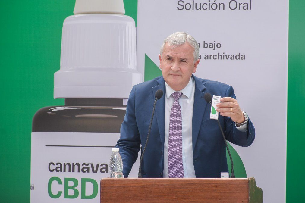 Morales entregó el primer lote de aceite de cannabis medicinal producido en Jujuy y el país