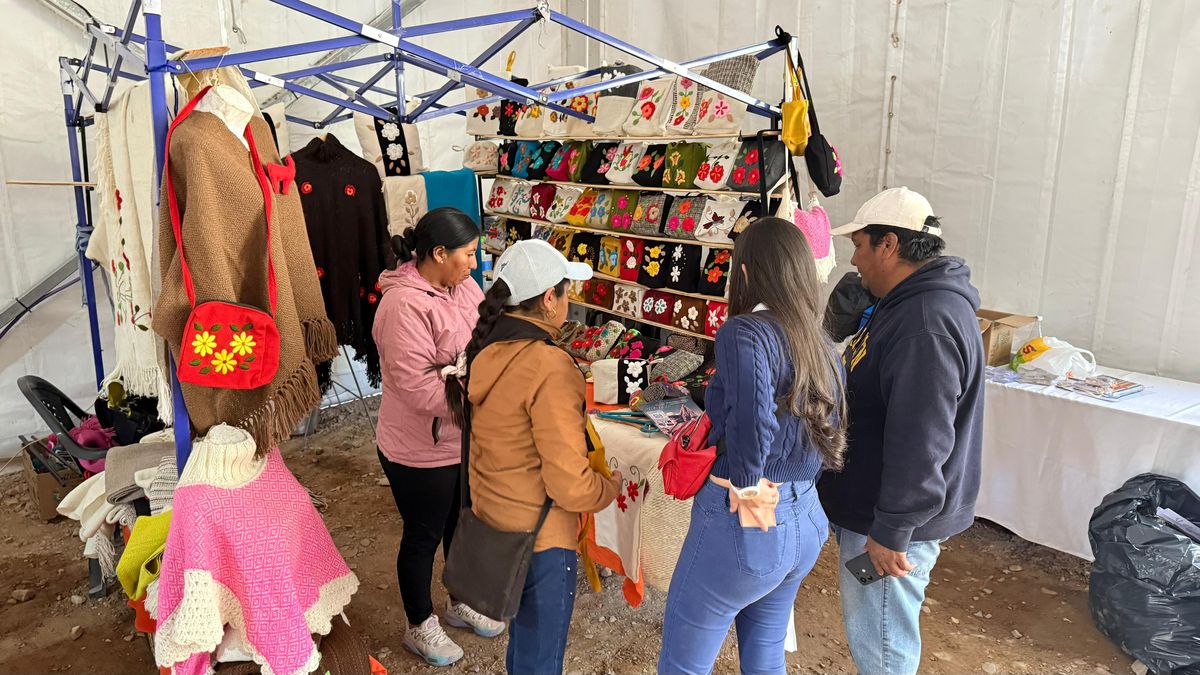 Saberes y Sabores: una multitud en la Estación del Tren Solar de Tilcara Saberes y Sabores: una multitud en la Estación del Tren Solar de Tilcara