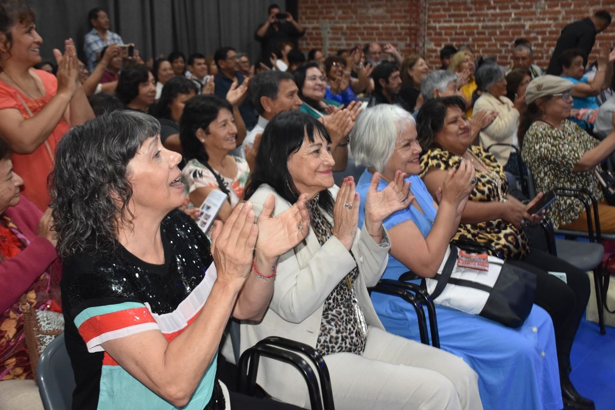 Con una gala en el Tizón, el grupo folclórico La Cosecha celebró sus 8 años Con una gala en el Tizón, el grupo folclórico La Cosecha celebró sus 8 años