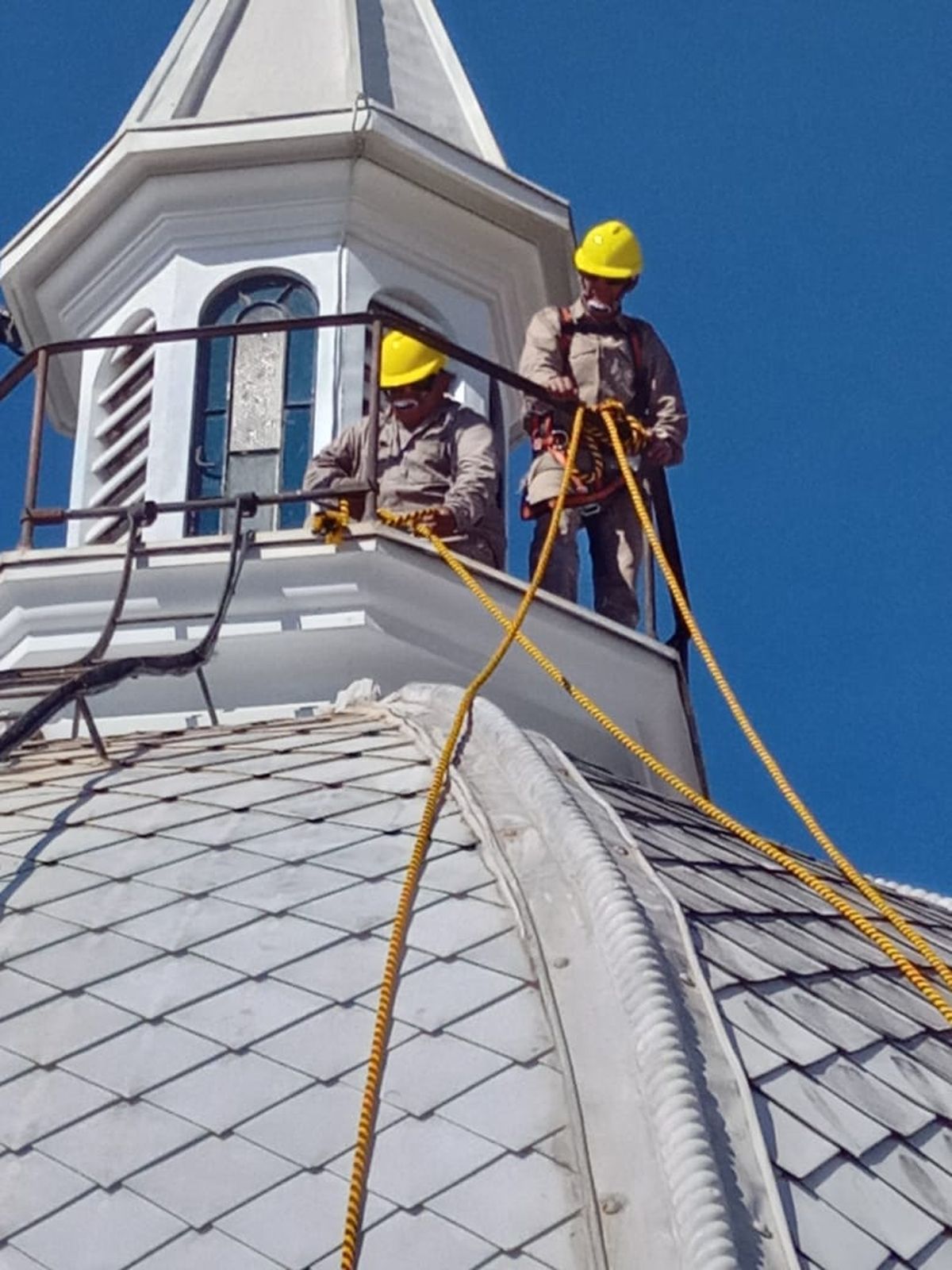 Las obras de reparación de cúpula e iluminación de la iglesia San Francisco se dan mediante compa de materiales por parte de la iglesia y trabajo de equipos de Arquitectura.