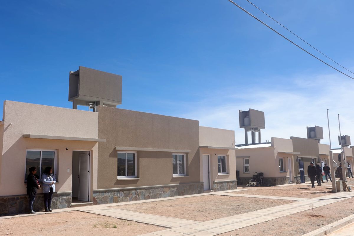 Sadir entregó las llaves de las viviendas a familias de Abra Pampa