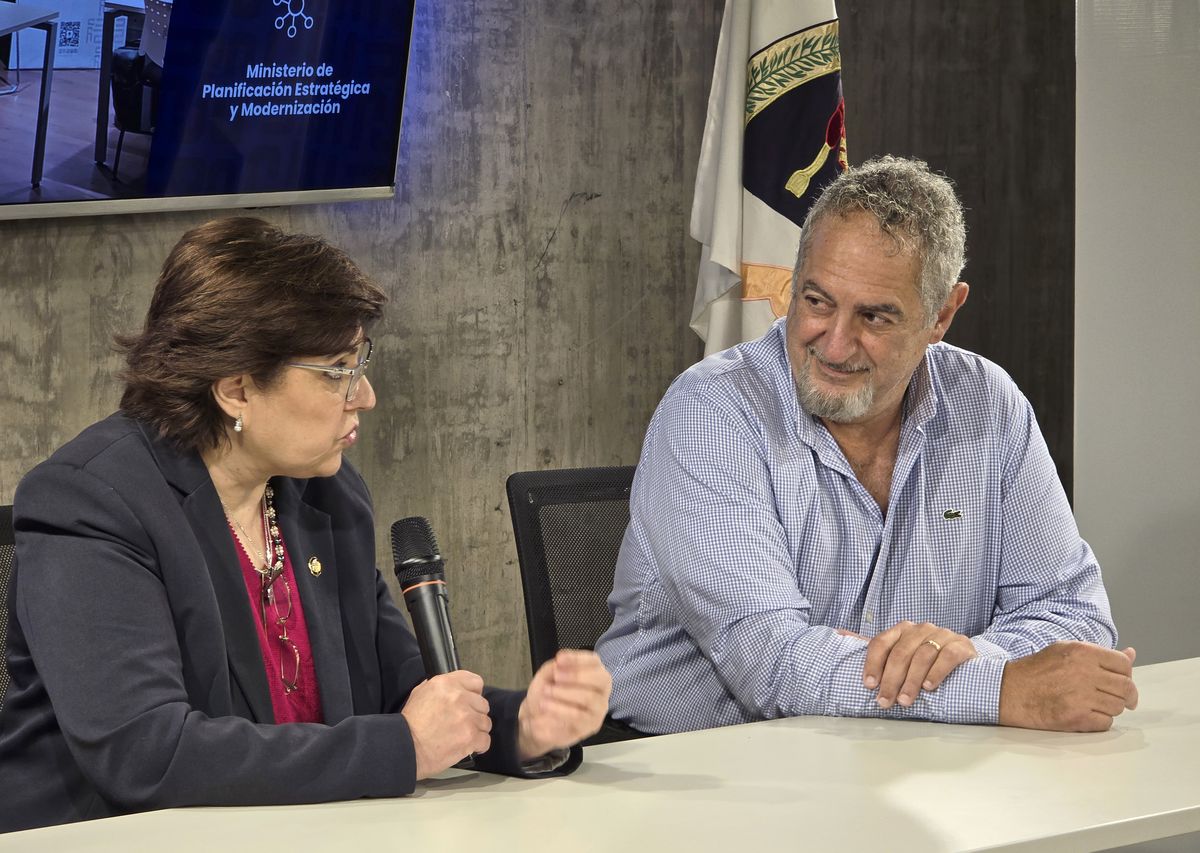 Ministra Isolda Calsina junto a su par de salud en Modernización