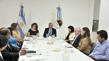 funcionarios de educacion recibieron a auditor general de la provincia