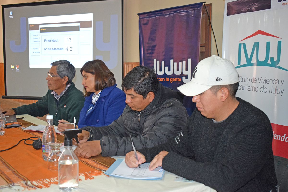 *El sorteo de viviendas enPurmamarca estuvo supervisado por escribana pública y veedores representantesde las familias.