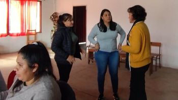 comer en casa: familias de pampa blanca recibieron unidades alimentarias