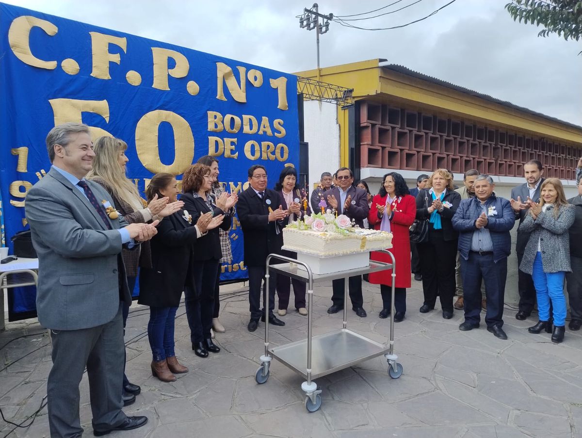 Cincuenta años formando manos hábiles para el trabajo Cincuenta años formando manos hábiles para el trabajo