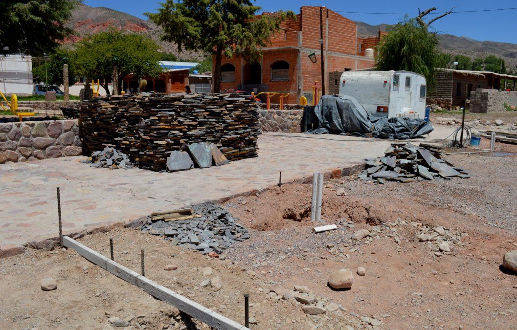 Obras para el tratamiento del entorno de la plaza de Huacalera son ejecutadas desde la Dirección General de Arquitectura del MISPTyV.