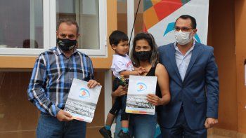 El equipo de la SECOTyV, la cooperativa y la familia adjudicataria recibieron de parte del presidente del Concejo Deliberante de San Salvador de Jujuy la Minuta de Declaración de interés municipal por la vivienda de Alto Comedero, que es parte del Plan Piloto de viviendas eficientes energéticamente.