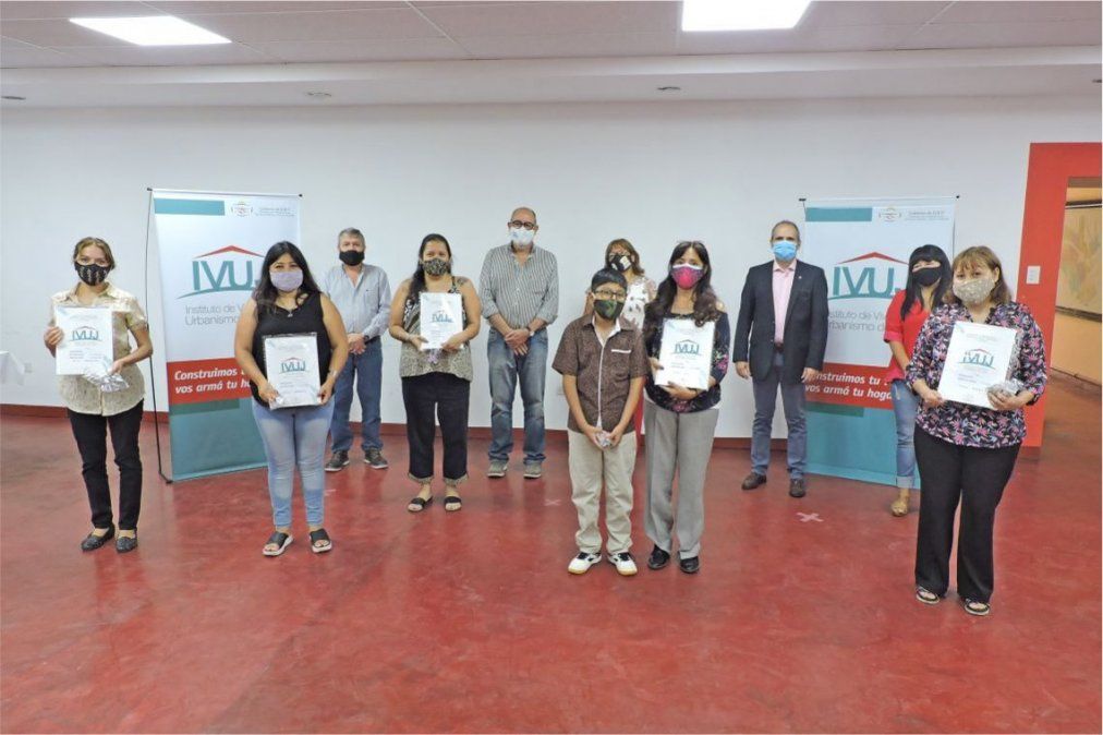 Viviendas - Adjudicatarias y autoridades del IVUJ durante el acto de entrega.