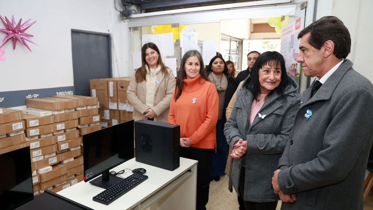 Carlos Sadir entregó equipamiento informático a la Secretaría de Niñez, Adolescencia y Familia