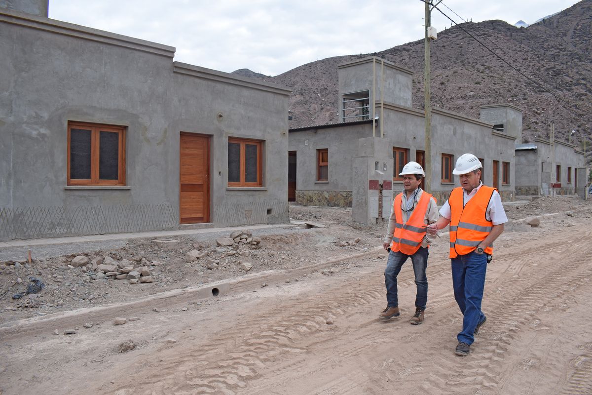 Autoridadesel IVUJ visitaron y recorrieron el avance de obra en Purmamarca.