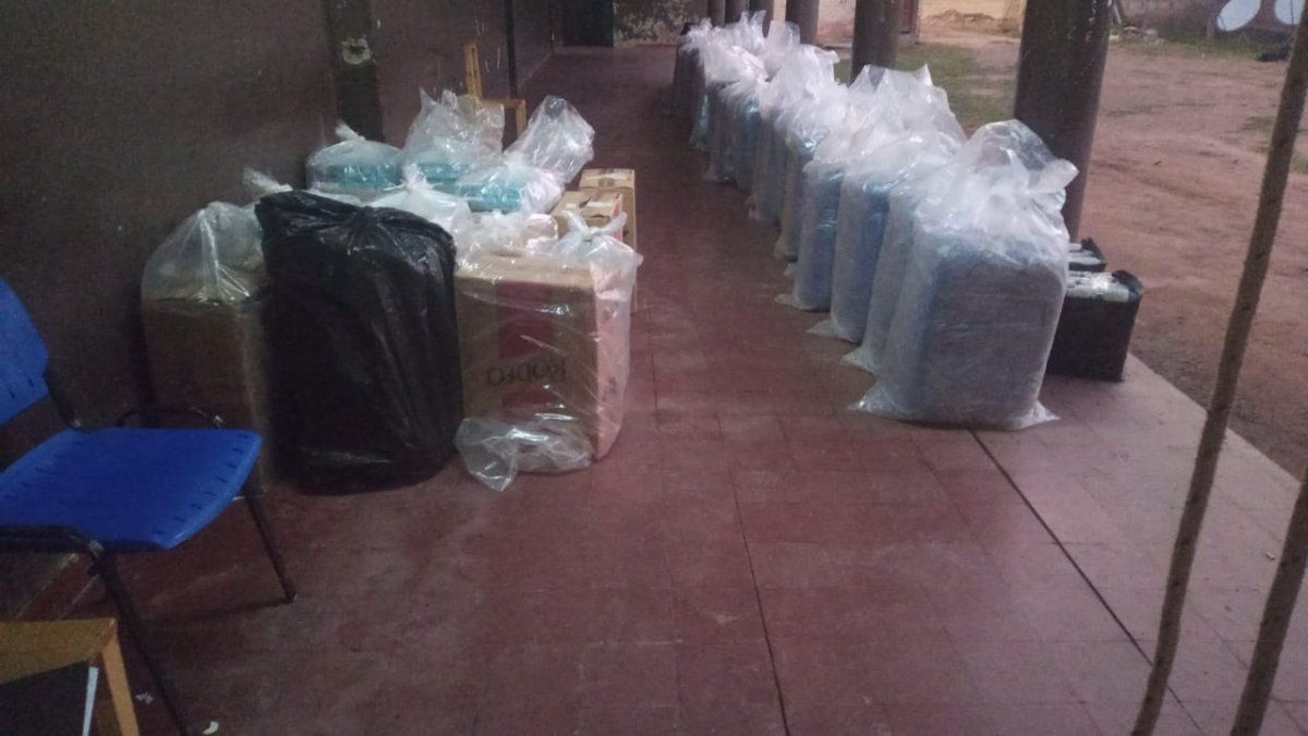 Se secuestro 42 unidades de bolsas de coca y 12 unidades de cajas de cigarrillos de distintas marcas.